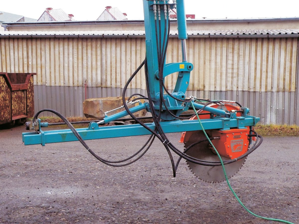 Hydraulically tilted and manually rotated rail system for cutting with diamond rocksaws at all angles